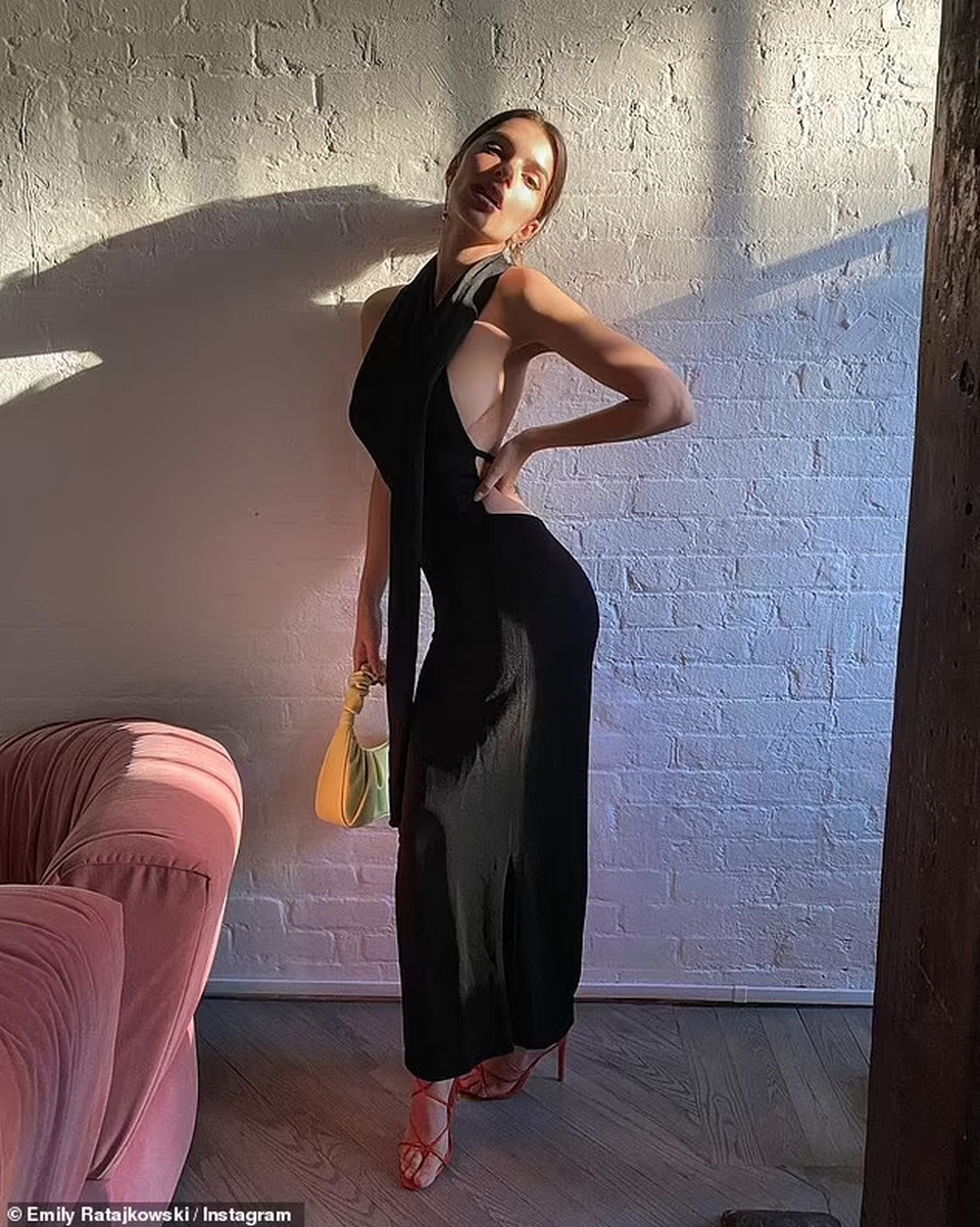 Chân dài Emily Ratajkowski siêu gợi cảm sau khi sinh con 2 tháng - 4 Chân dài Emily Ratajkowski siêu gợi cảm sau khi sinh con 2 tháng - 4