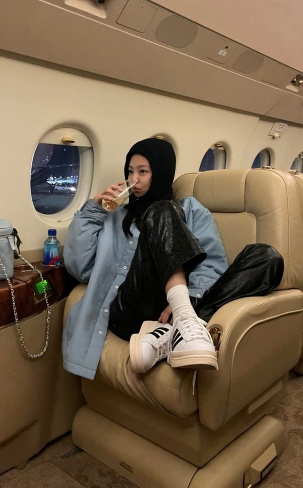 Chuyên cơ sang trọng tốn hàng chục tỷ đồng của Blackpink khi lưu diễn - 7 Chuyên cơ sang trọng tốn hàng chục tỷ đồng của Blackpink khi lưu diễn - 7