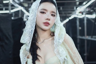 Vòng eo "siêu thực" và gu mặc gợi cảm của nữ chính phim Tết Trấn Thành