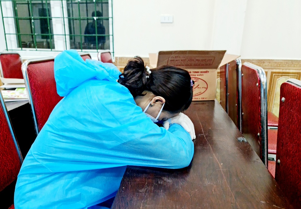 Xúc động hình ảnh tình nguyện viên tranh thủ ngả lưng trên vỉa hè - 3 Xúc động hình ảnh tình nguyện viên tranh thủ ngả lưng trên vỉa hè - 3