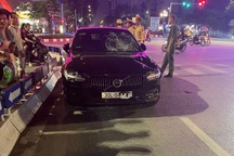 Xe đạp va chạm với "xế hộp" ở Hà Nội trong đêm, một người bị thương