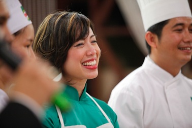 "Vua đầu bếp" khiếm thị gốc Việt mặc áo dài, chia sẻ bí quyết nấu ăn