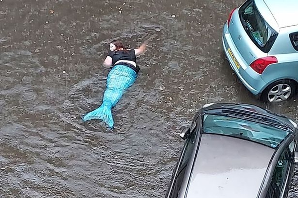 Hài hước hình ảnh cô gái hóa... nàng tiên cá bơi giữa đường phố ngập lụt - 1 Hài hước hình ảnh cô gái hóa... nàng tiên cá bơi giữa đường phố ngập lụt - 1