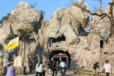 Chiêm ngưỡng hang đá đồ sộ được làm từ 8.000 cây tre