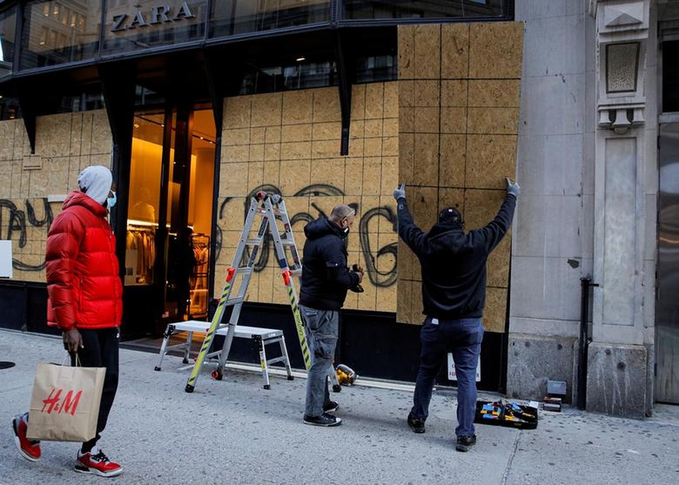 Người Mỹ cấp tập gia cố cửa hàng đề phòng bạo loạn - 2 Người Mỹ cấp tập gia cố cửa hàng đề phòng bạo loạn - 2