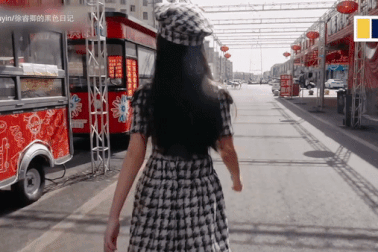 Ông bố khéo tay may hơn trăm bộ váy cho con