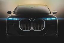 Những hình ảnh chính thức đầu tiên của xe điện BMW i7