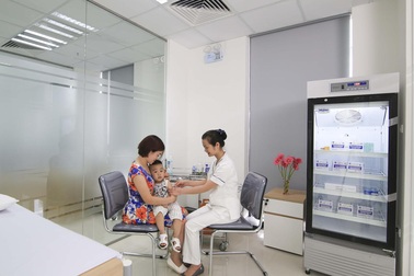 Nhiều trẻ chịu di chứng não vì không tiêm phòng