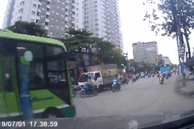 Kinh hãi khoảnh khắc Mazda CX-5 băng sang đường tông hàng loạt xe