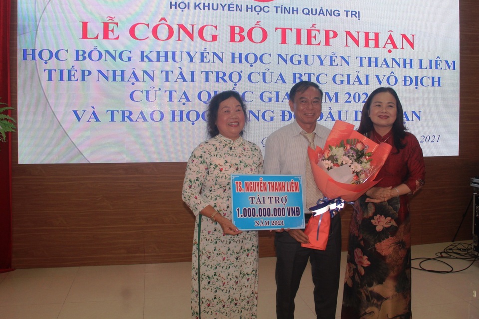 TS Nguyễn Thanh Liêm dành 1 tỷ đồng làm học bổng tặng HS,SV nghèo - 1 TS Nguyễn Thanh Liêm dành 1 tỷ đồng làm học bổng tặng HS,SV nghèo - 1