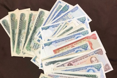 Bà ngoại dốc gia tài là cuộn tiền cũ cho cháu trai đi Nhật