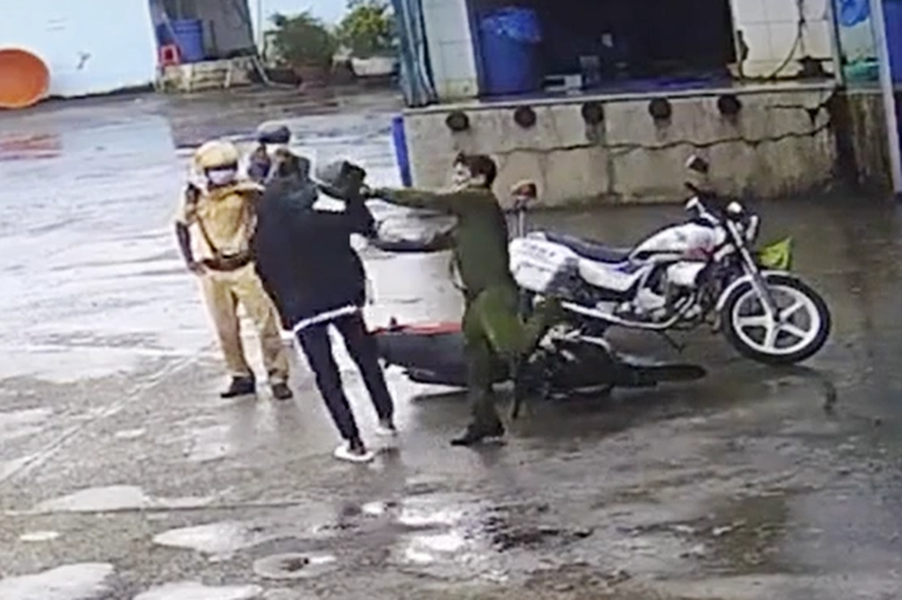 Tạm đình chỉ 4 cảnh sát liên quan vụ đánh túi bụi 2 thanh niên - 2 Tạm đình chỉ 4 cảnh sát liên quan vụ đánh túi bụi 2 thanh niên - 2