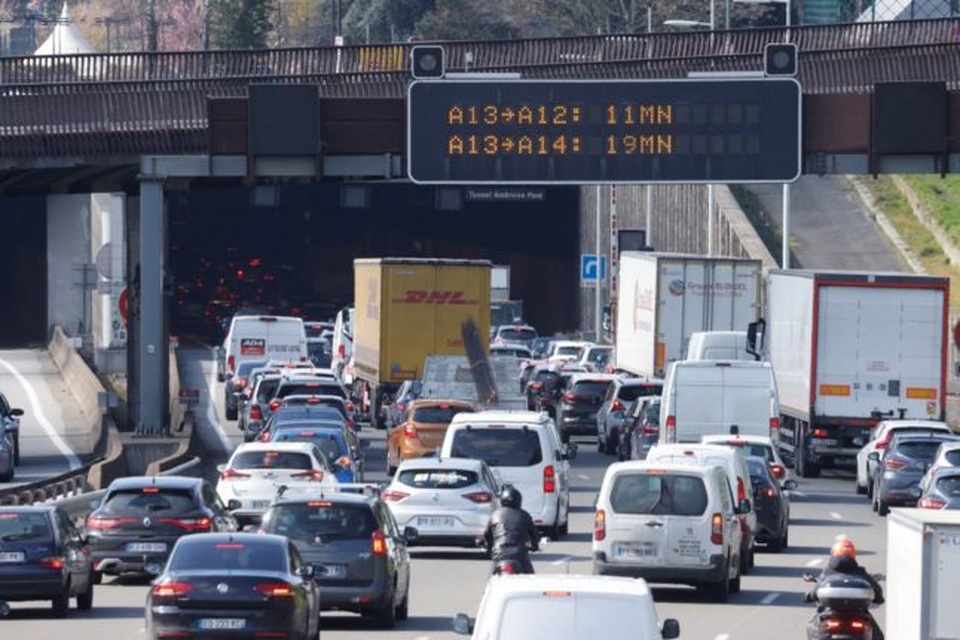 Dân ồ ạt rời thành phố né phong tỏa, Paris tắc đường 400 km - 3 Dân ồ ạt rời thành phố né phong tỏa, Paris tắc đường 400 km - 3