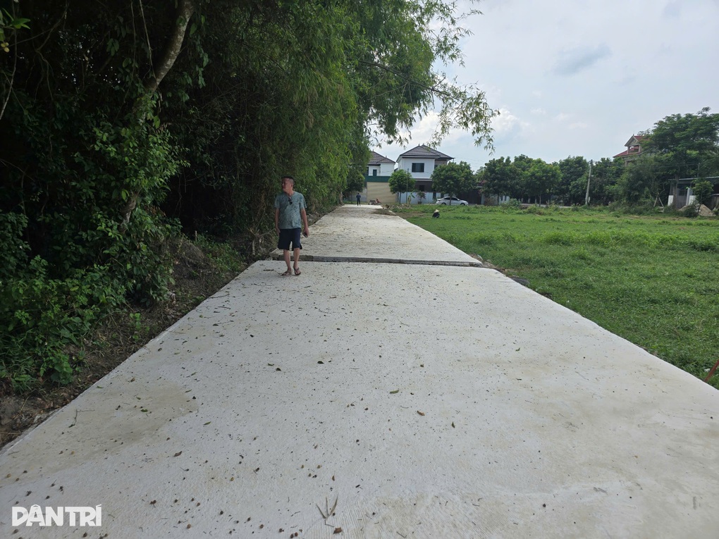 Phá dỡ hoàn toàn con đường bê tông xuất hiện bất ngờ sau một đêm - 1 Phá dỡ hoàn toàn con đường bê tông xuất hiện bất ngờ sau một đêm - 1