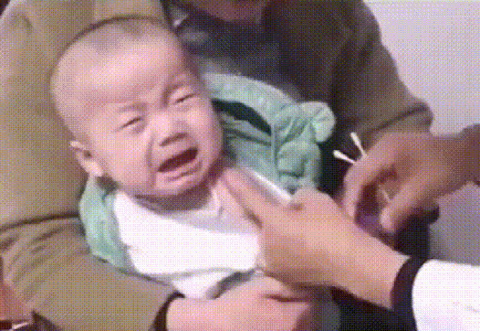 Em bé đang khóc lóc vật vã vì sắp bị tiêm, vừa nhìn thấy cô y tá xinh đẹp thì lập tức nín khóc, mở to mắt đầy vẻ "háo sắc" khiến người xem không thể nhịn cười - Ảnh 2. Em bé đang khóc lóc vật vã vì sắp bị tiêm, vừa nhìn thấy cô y tá xinh đẹp thì lập tức nín khóc, mở to mắt đầy vẻ "háo sắc" khiến người xem không thể nhịn cười - Ảnh 2.