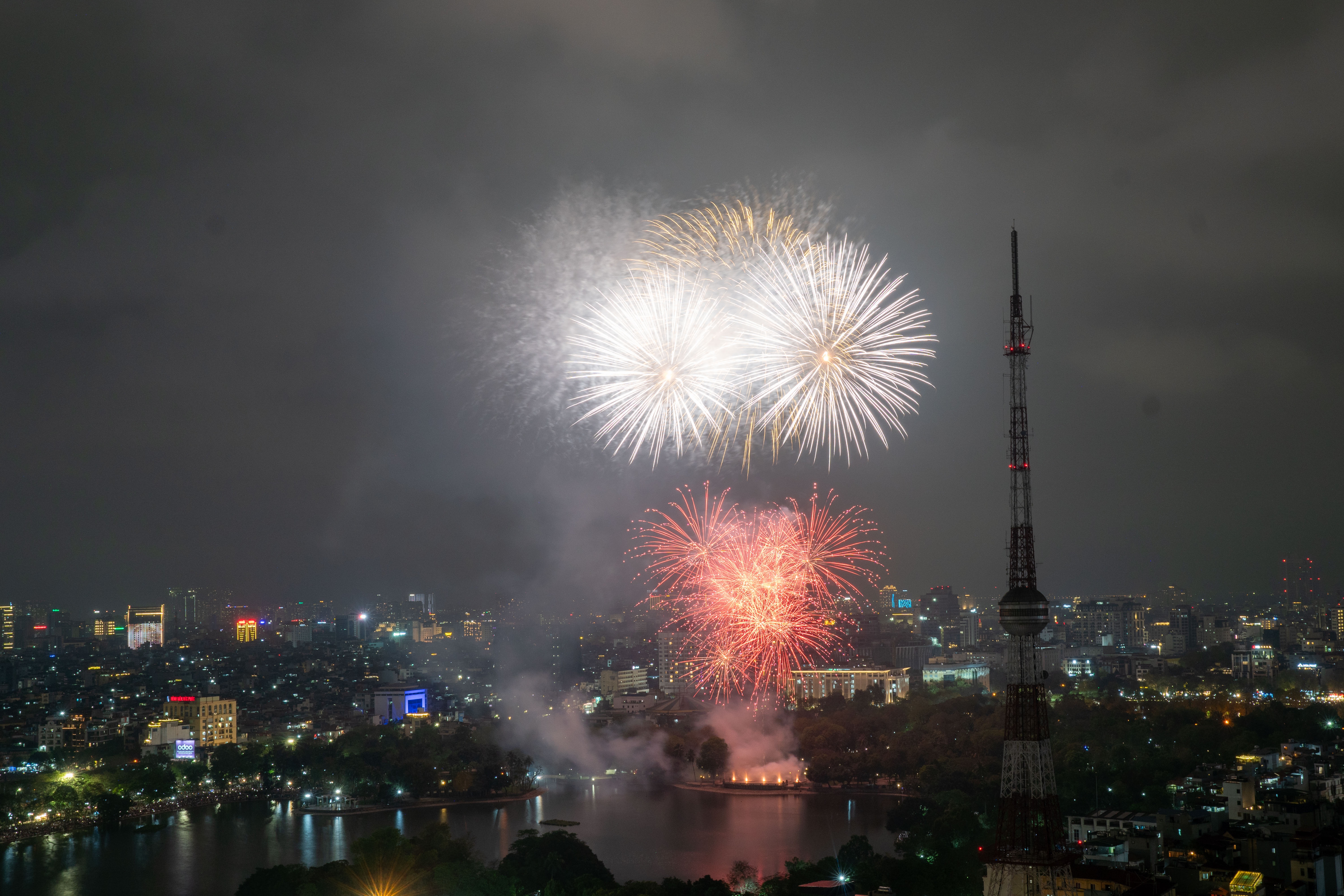View - Hàng vạn người dân hân hoan với màn pháo hoa rực rỡ ở công viên Thống Nhất | Báo Dân trí