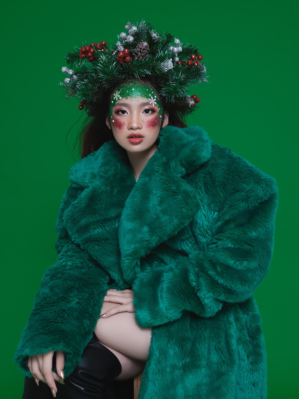 Mẫu nhí Bảo Hà mất 6 tiếng hóa trang phong cách độc lạ trong bộ ảnh Noel - 2 Mẫu nhí Bảo Hà mất 6 tiếng hóa trang phong cách độc lạ trong bộ ảnh Noel - 2