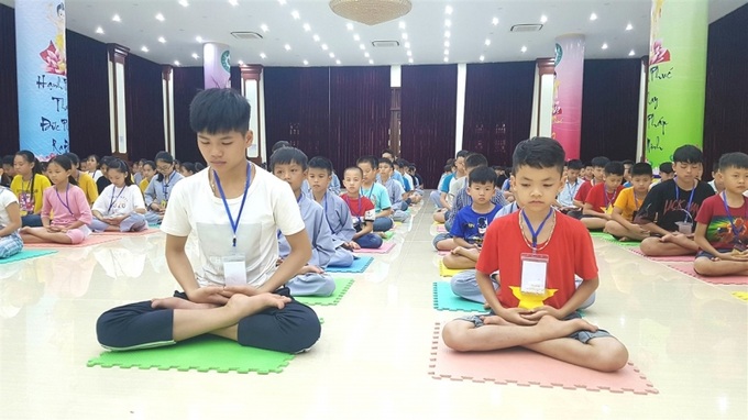 Trẻ em ngồi thiền trong khóa tu mùa hè tại một ngôi chùa ở Hà Nội.