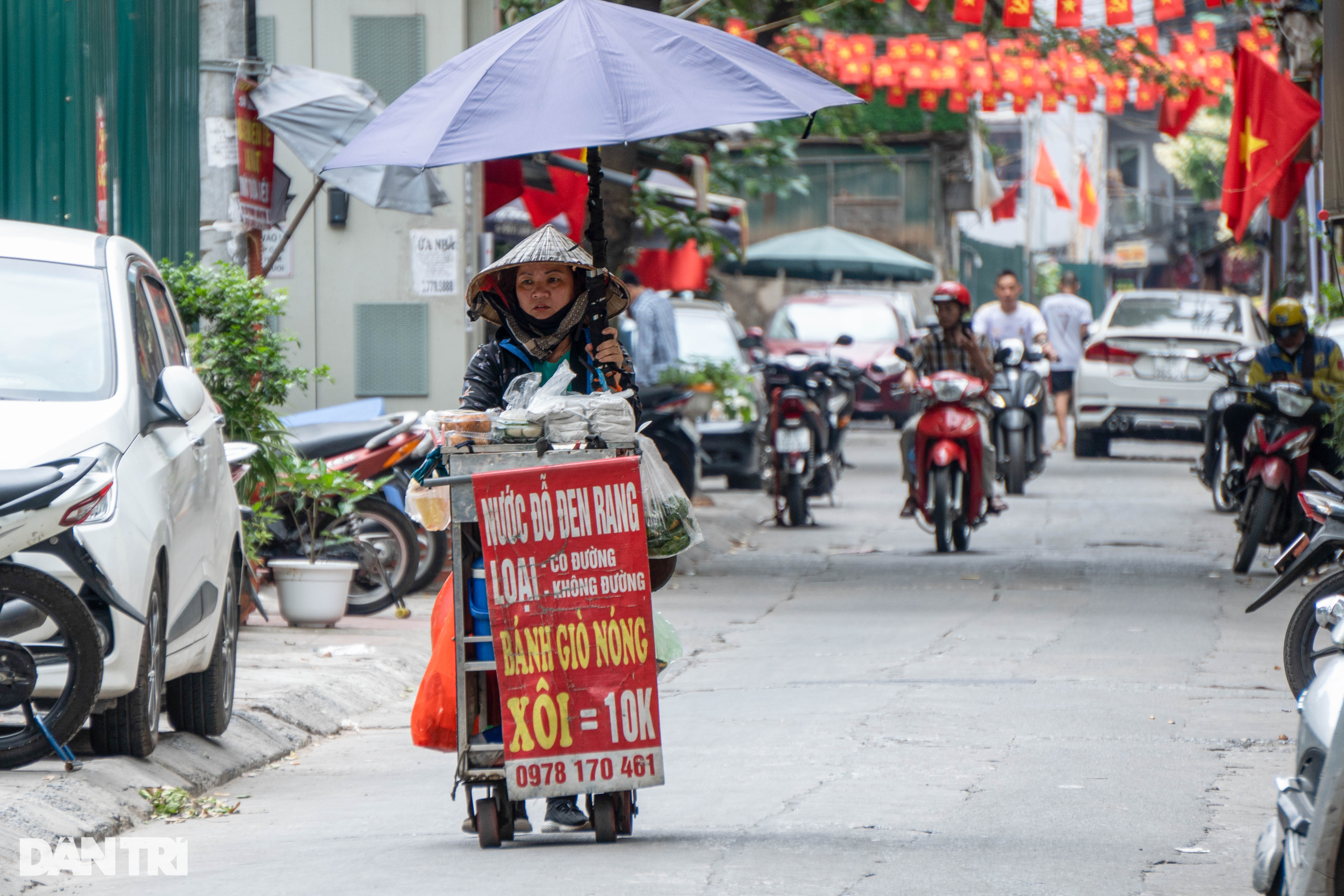 Người lao động miệt mài mưu sinh ở Hà Nội, quên ngày Quốc tế của mình - 1