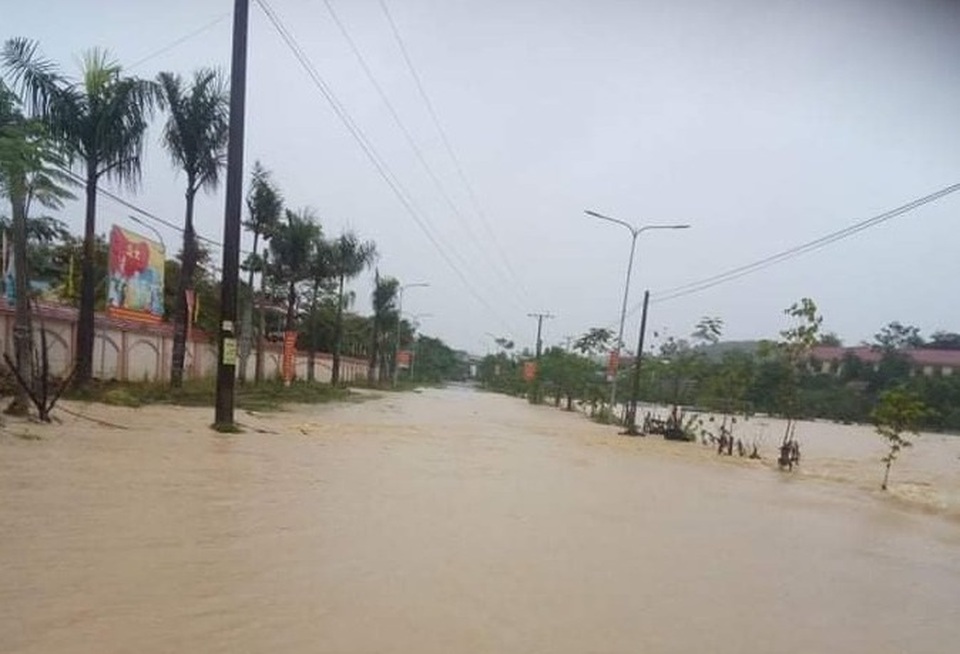 Mưa lớn gây ngập diện rộng, nhiều trường cho học sinh nghỉ học - 4 Mưa lớn gây ngập diện rộng, nhiều trường cho học sinh nghỉ học - 4