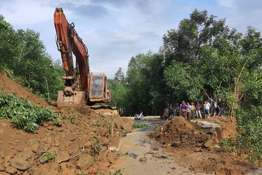 Mưa lớn gây sạt lở đèo Le, giao thông ách tắc