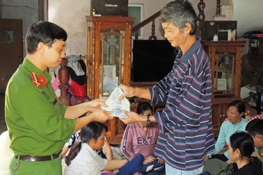 Trao trả 50 triệu đồng cho người bỏ quên khi đi ủng hộ đồng bào miền Trung