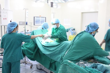 Khối u nặng hơn 1 kg treo bên túi mật của cụ bà 72 tuổi