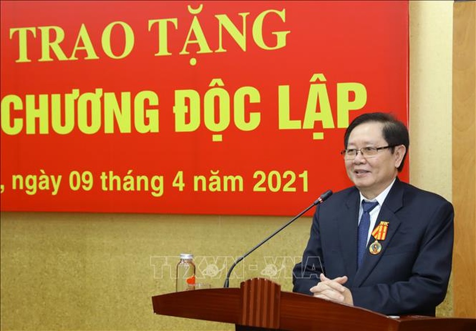 Trao Huân chương Độc lập hạng Nhì tặng nguyên Bộ trưởng Nội vụ Lê Vĩnh Tân - 1 Trao Huân chương Độc lập hạng Nhì tặng nguyên Bộ trưởng Nội vụ Lê Vĩnh Tân - 1