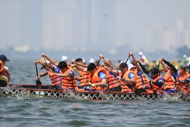 Gần 900 VĐV tham dự giải Bơi chải thuyền rồng - ván SUP Hà Nội 2026