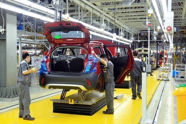 Cổ phiếu ô tô vọt tăng; bà trùm trang sức đột ngột cháy hàng