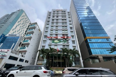 Người đàn ông 49 tuổi rơi lầu tử vong ở TPHCM