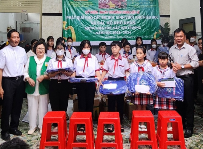 Các em học sinh có hoàn cảnh khó khăn, hiếu học nhận quà từ Trung tâm CEDC cùng các nhà hảo tâm.