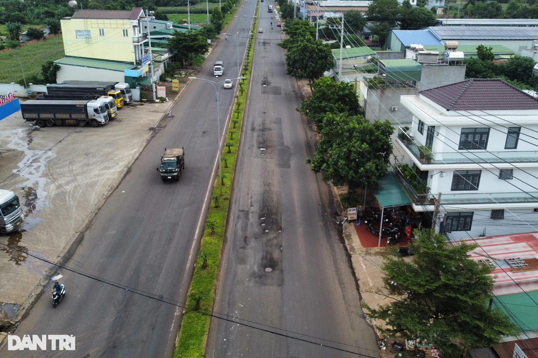 Đường trăm tỷ vừa đắp hơn 9 tỷ để khắc phục hư hỏng lại chi chít ổ gà - 2