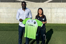 Chủ tịch Lank FC chào đón tân binh Huỳnh Như