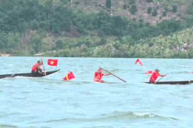 Rộn ràng ngày hội đua thuyền độc mộc trên sông Pô Cô ở Gia Lai