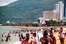 Kiểm điểm việc thu phí vệ sinh rác thải ở bãi biển Quy Nhơn với du khách