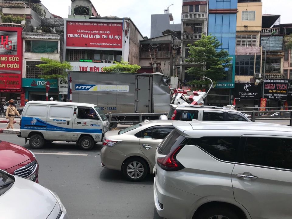 Xe tải đâm sập thanh hạn chế chiều cao cầu vượt Thái Hà, tài xế... bỏ đi - 3 Xe tải đâm sập thanh hạn chế chiều cao cầu vượt Thái Hà, tài xế... bỏ đi - 3