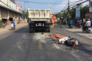 Va chạm với xe tải, một nữ sinh lớp 12 tử vong