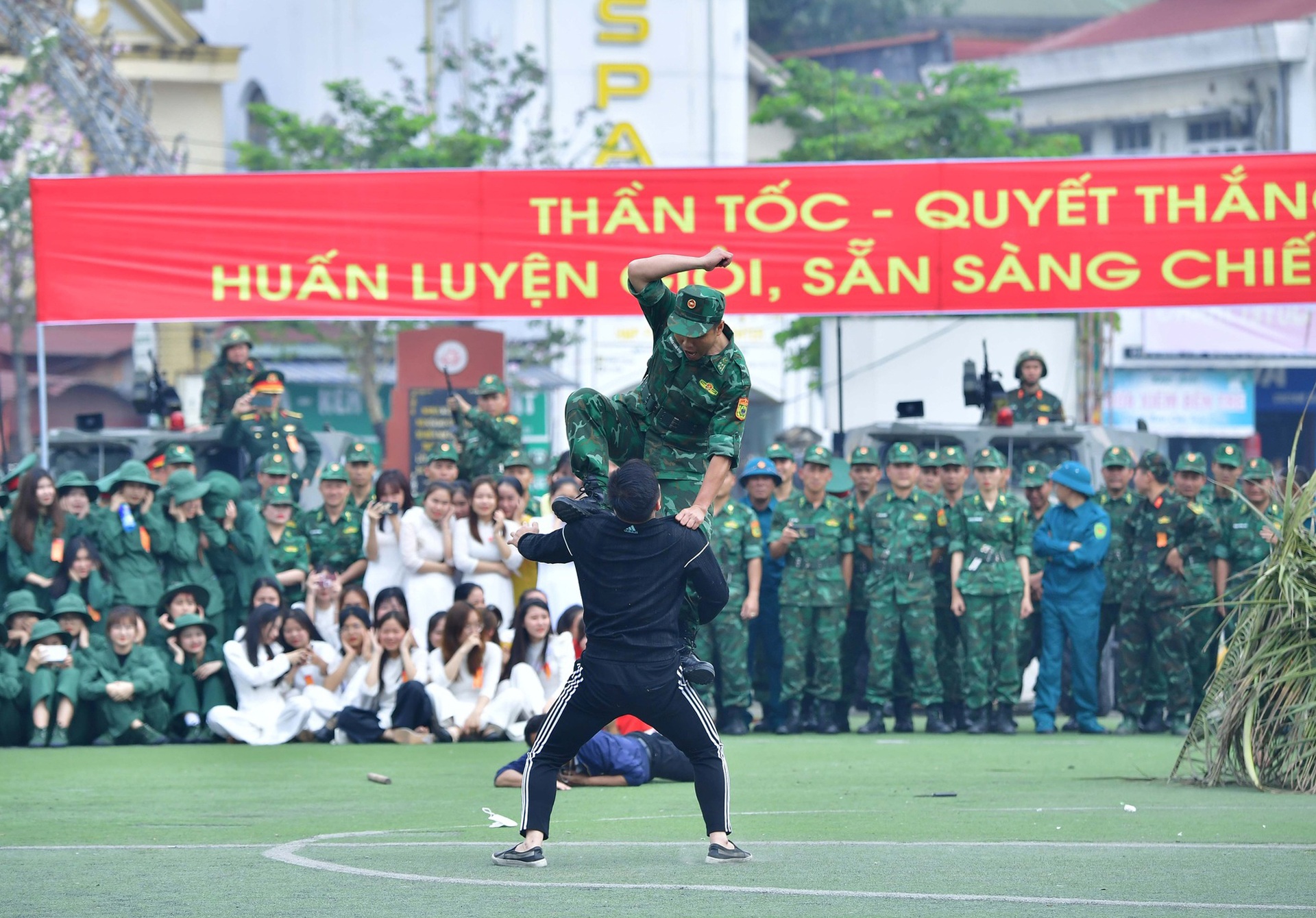 Nữ trinh sát biên phòng tay không bắt đối tượng buôn bán ma túy - 9 Nữ trinh sát biên phòng tay không bắt đối tượng buôn bán ma túy - 9