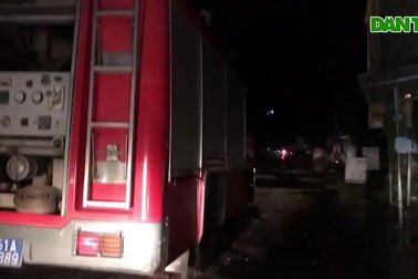 Xe cứu hỏa "vượt cạn" vào đường Nữ Dân Công