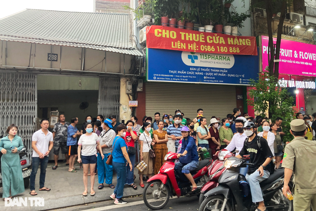 Kiệt sức sau khi chữa cháy, chiến sỹ cứu hỏa được người dân giúp đỡ - 5 Kiệt sức sau khi chữa cháy, chiến sỹ cứu hỏa được người dân giúp đỡ - 5