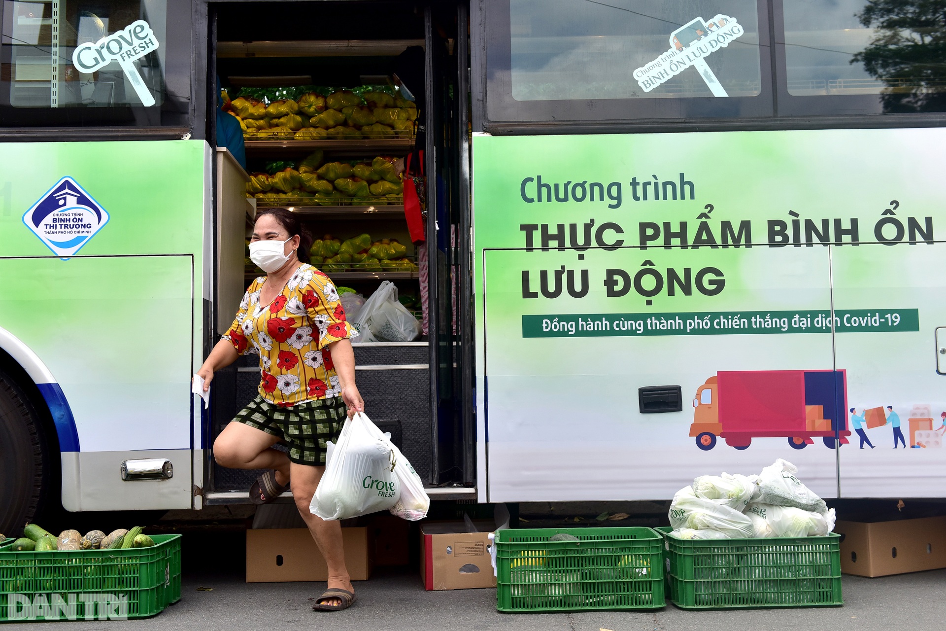 Dân Sài Gòn xếp hàng đi chợ trên xe bus bán hàng lưu động - 7 Dân Sài Gòn xếp hàng đi chợ trên xe bus bán hàng lưu động - 7