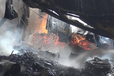 Lửa bao trùm 2 công ty gỗ ở Bình Dương