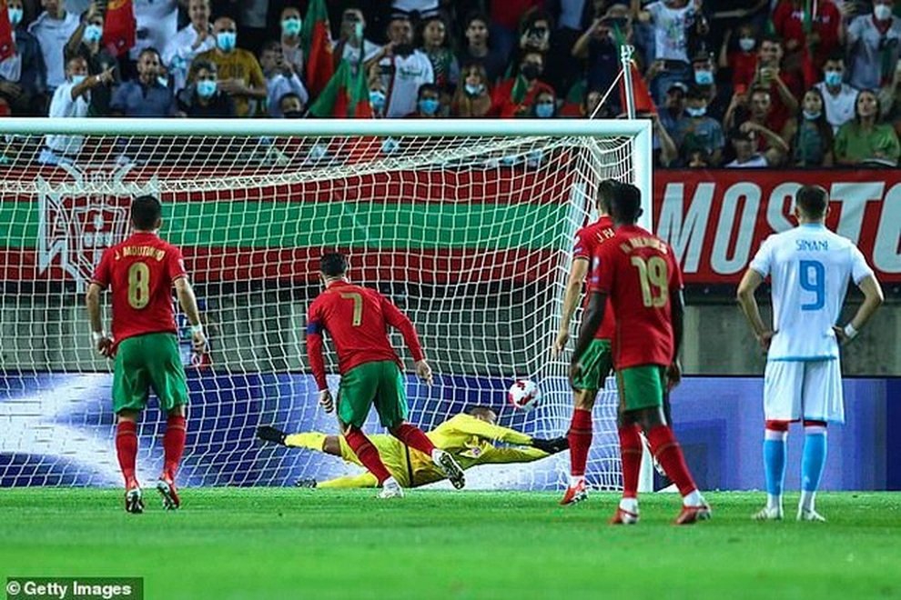 C.Ronaldo cán mốc 800 bàn thắng, lập kỷ lục hattrick cho Bồ Đào Nha - 1 C.Ronaldo cán mốc 800 bàn thắng, lập kỷ lục hattrick cho Bồ Đào Nha - 1
