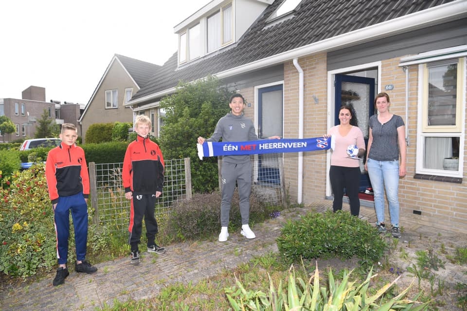 Văn Hậu rạng rỡ bên cạnh các cổ động viên Heerenveen - 1 Văn Hậu rạng rỡ bên cạnh các cổ động viên Heerenveen - 1