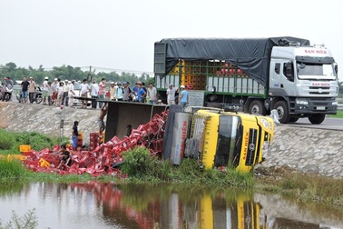 Xe tải lật nghiêng, hàng ngàn két bia đổ bên vệ đường