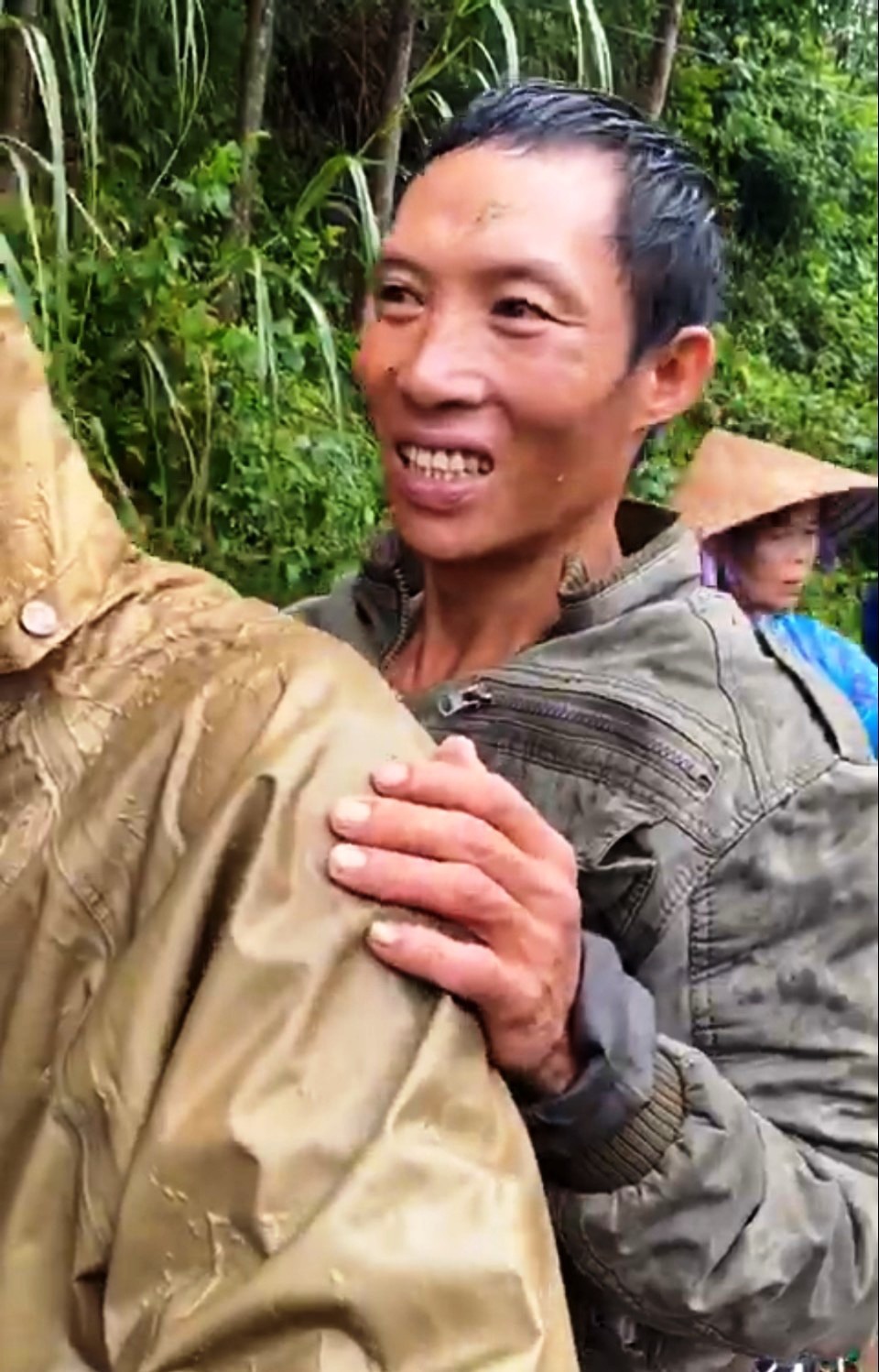 Thót tim giải cứu người đàn ông mắc kẹt giữa dòng lũ dữ - 2 Thót tim giải cứu người đàn ông mắc kẹt giữa dòng lũ dữ - 2
