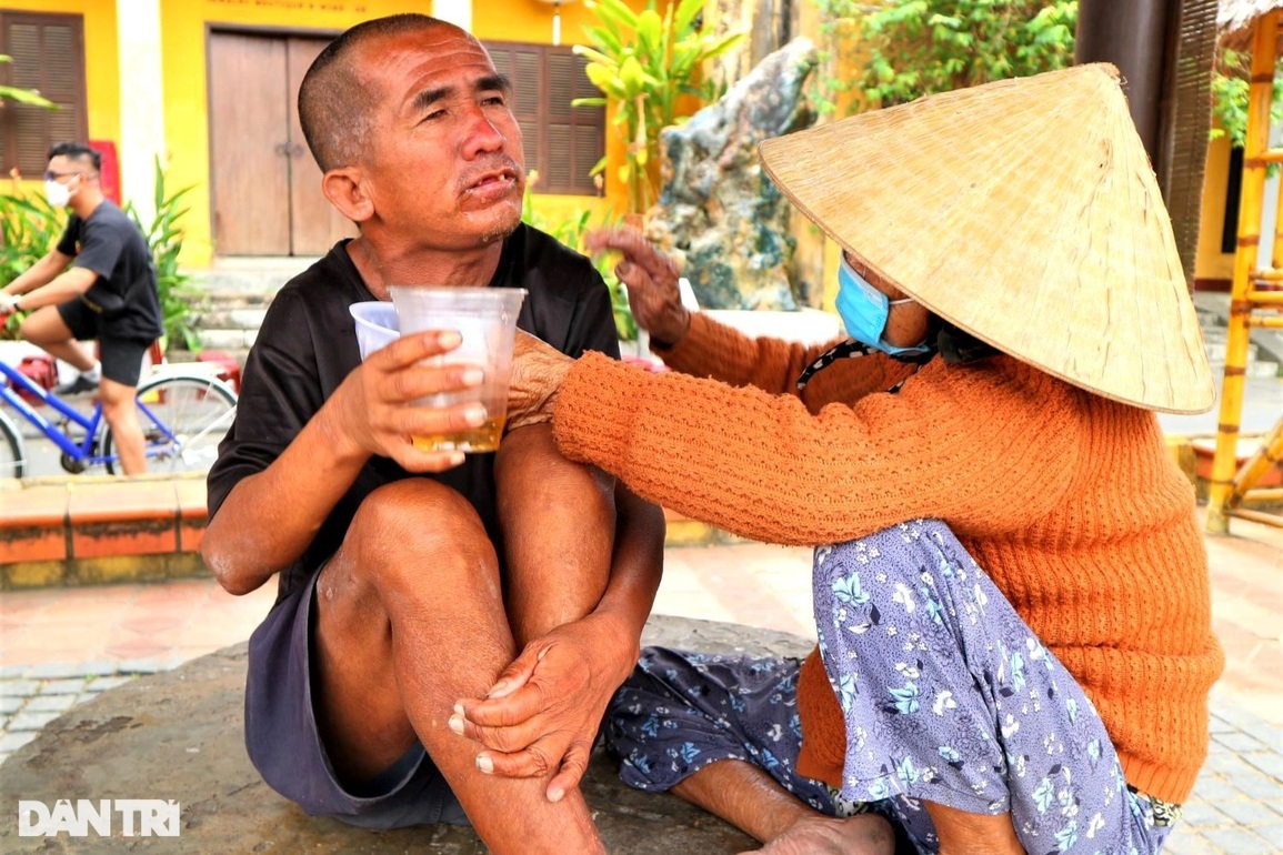 Người mẹ hơn 50 năm gọi Tùng ơi, ăn cơm khắp phố cổ Hội An - 5 Người mẹ hơn 50 năm gọi Tùng ơi, ăn cơm khắp phố cổ Hội An - 5