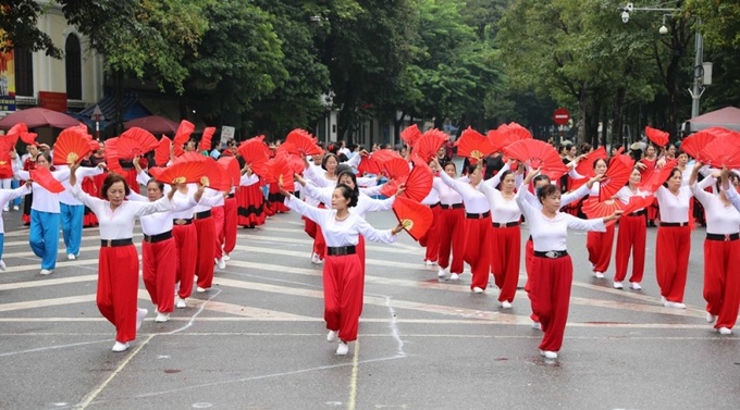 Không khí tươi vui và sôi động tại khu vực Hồ Gươm với các màn đồng diễn thể dục dưỡng sinh đẹp mắt của người cao tuổi.