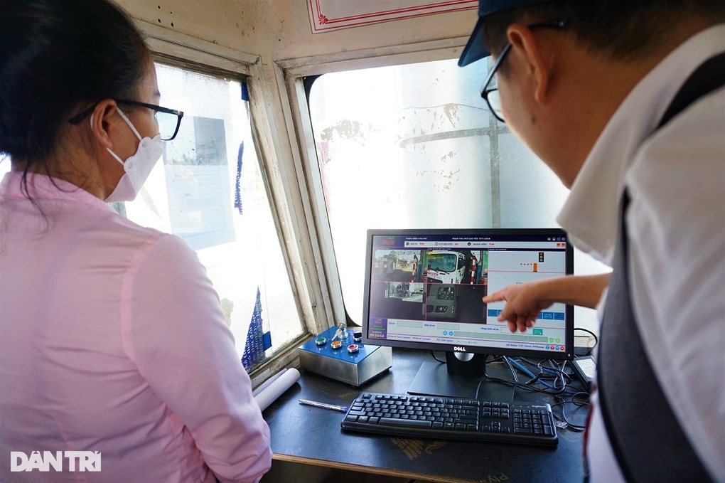 ETC tậm tịt, tài xế ngao ngán trong ngày đầu thu phí không dừng - 4 ETC tậm tịt, tài xế ngao ngán trong ngày đầu thu phí không dừng - 4